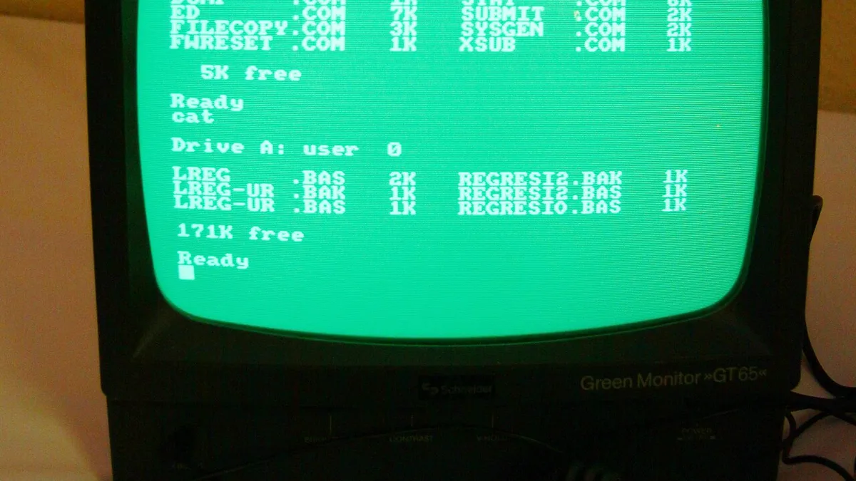 Schneider CPC6128 with green monitor GT65, disc catalog