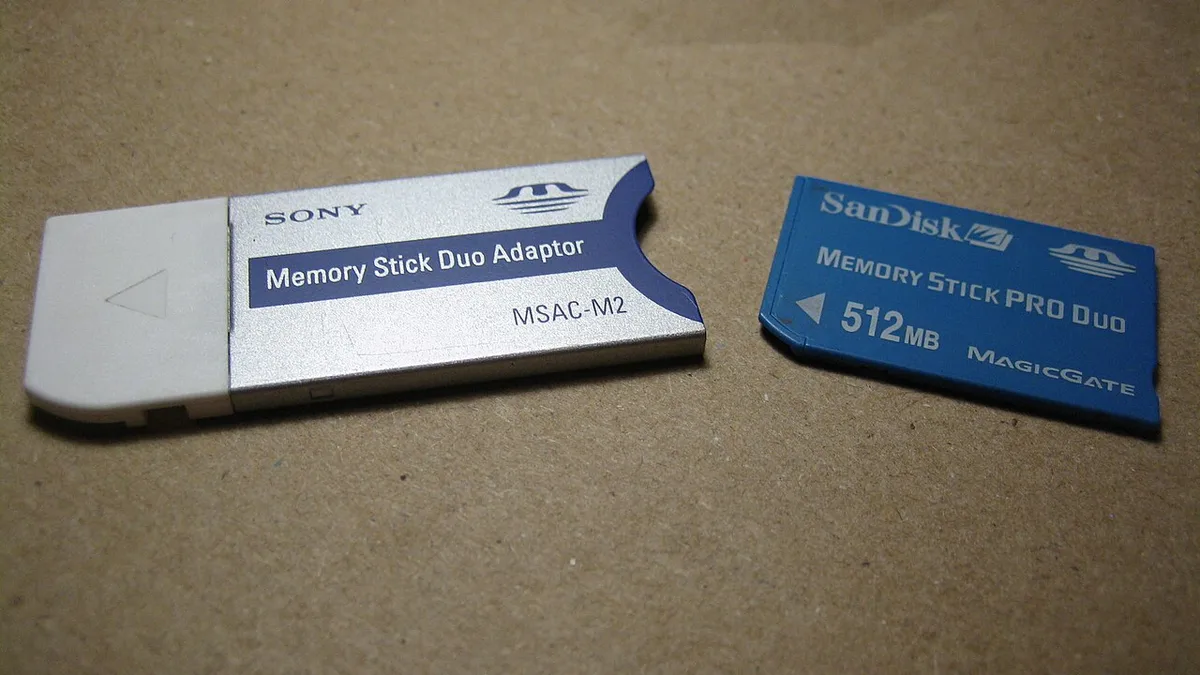 Sony Memory Stick Duo Adaptor MSAC-M2 & SanDisk Memory Stick PRO Duo 512MB MagicGate Front