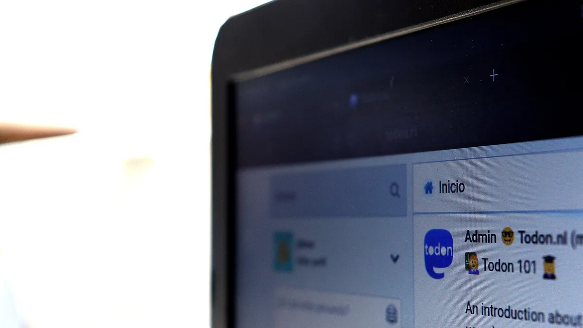Detalle de monitor con cuenta de mastodon