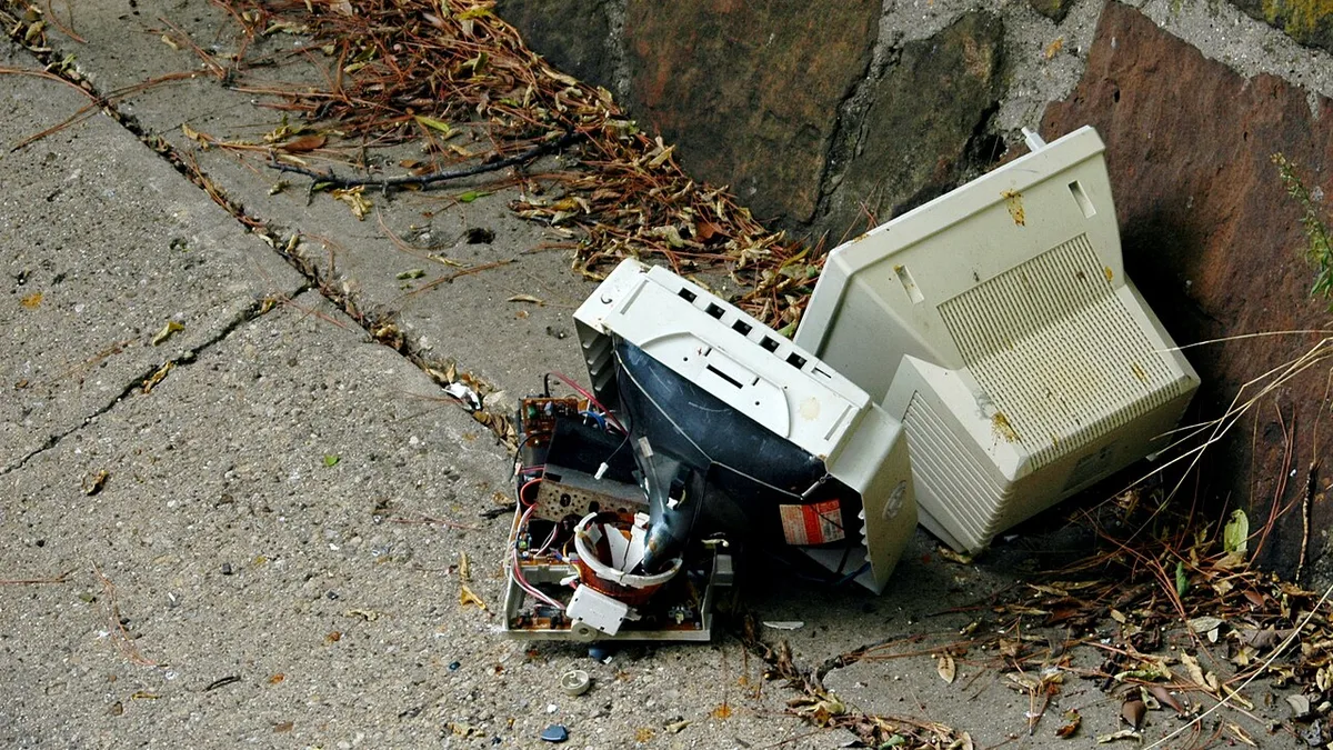 Monitor in gutter
