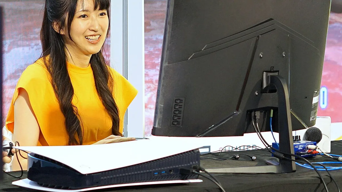 Yuniko Chung, PlayStation 5 and ViewSonic monitor on the stage 20230715