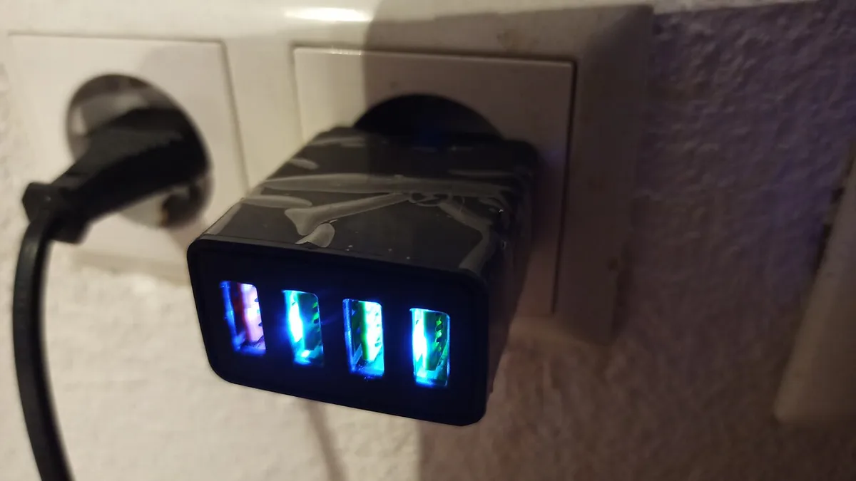 USB mobile phone charger with four ports and Quick Charge 3.0 (HC-376)
