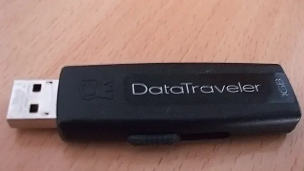 Kingston USB pen drive photo by Georgy