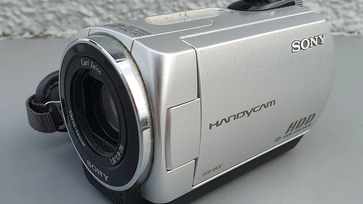 SONY DCR-SR32 Hanydcam with hard disk drive, nightshot plus, 40x optical zoom