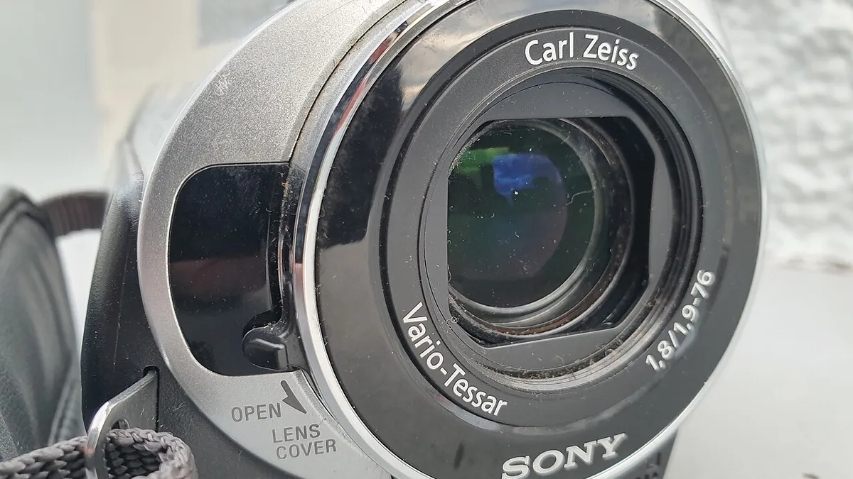 SONY DCR-SR32 Hanydcam with hard disk drive, nightshot plus, 40x optical zoom 2