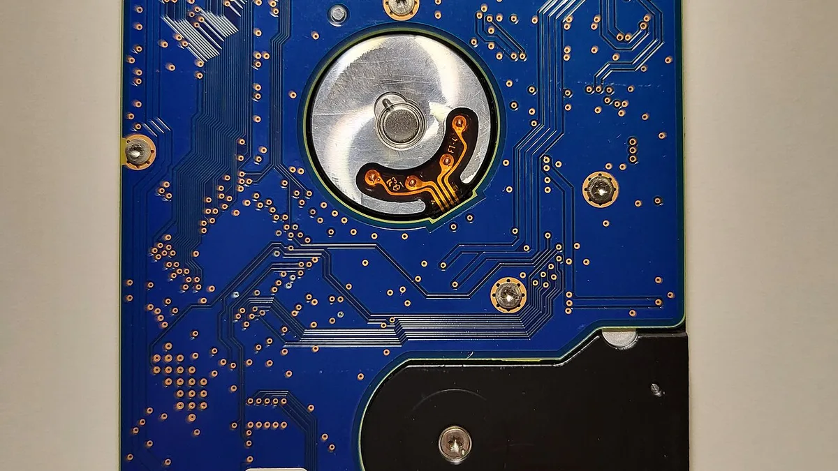 Un Hard Disk da 2,5 pollici, da 320 gigabyte, con interfaccia SATA