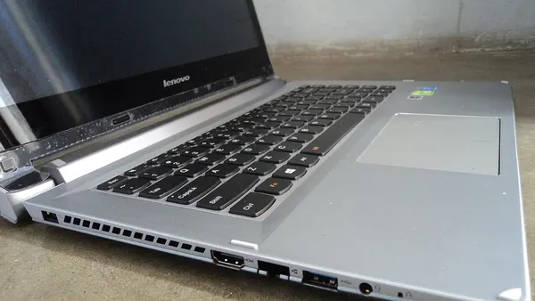Lenovo IdeaPad Flex14 laptop (Leftside)