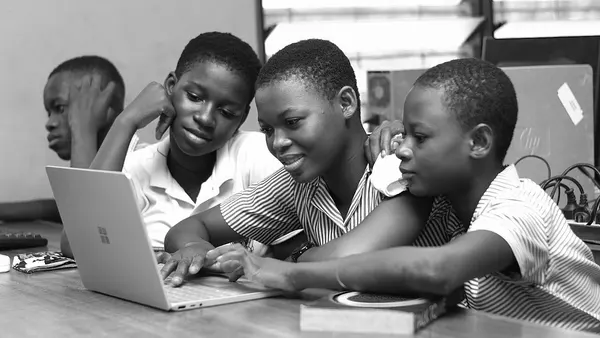 Students using a computer laptop 01
