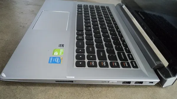 Lenovo IdeaPad Flex14 laptop (rightside)