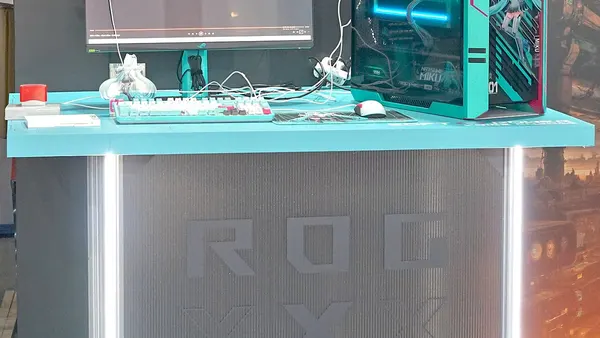ROG monitor and ROG Strix Helios II Hatsune Miku Edition at CoolPC booth 20251114