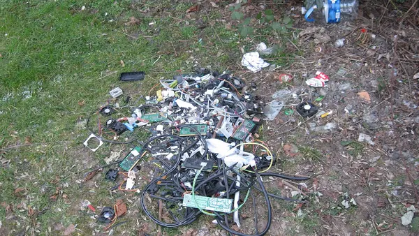Computer Junk next to Rex-Rotary Vertriebs GmbH IMG 1412
