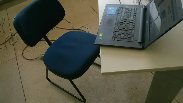 Cadeira e notebook em sala do Centro de Aulas C, Campus Samambaia, UFG, Goiânia, maio de 2016