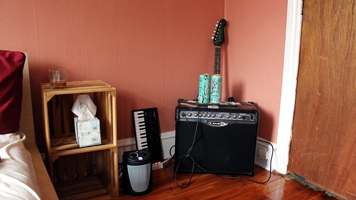 Electric guitar, Line 6 Spider II 117 amp, M-Audio Axiom Air Mini 32 USB MIDI Keyboard Controller - cornered (by Dylan Moore)