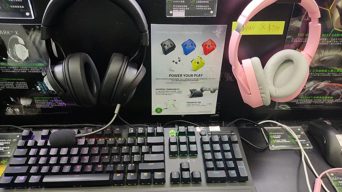 HK SSP 深水埗 Sham Shui Po 黃金電腦商場 Golden Computer Arcade 高登電腦 basement shop keyboard n headphones June 2022 Px3