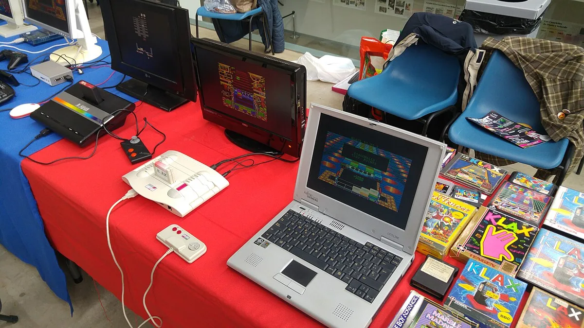RetroMadrid 2017 - game on a Fujitsu laptop