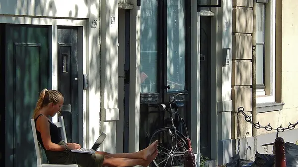 Laptop Lady in the Sun (9914070915)