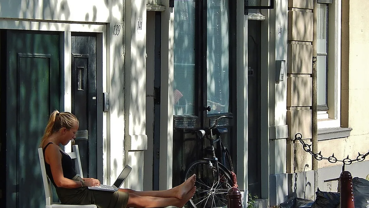 Laptop Lady in the Sun (9914070915)