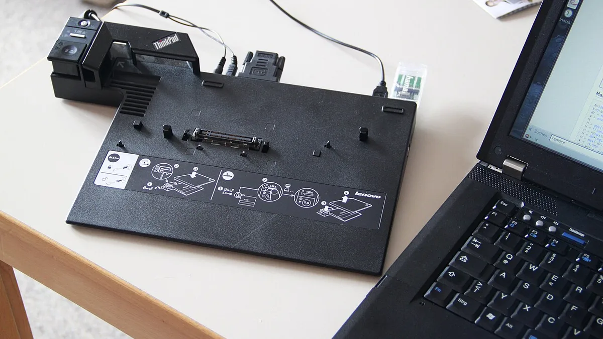 Thinkpad docking station near T61 laptop