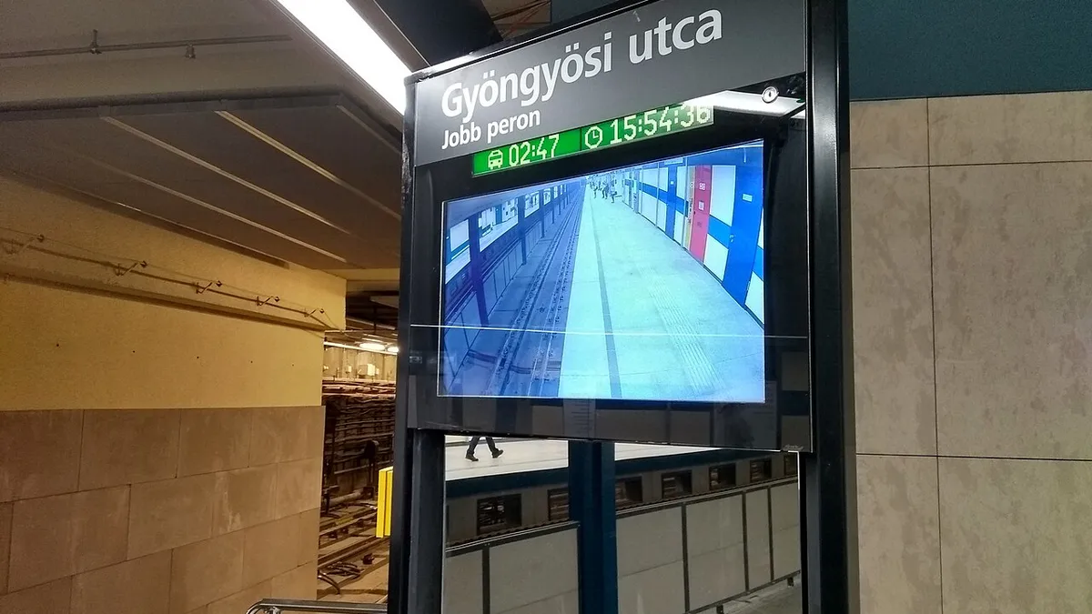 Gyöngyösi utca metro station mirror screen