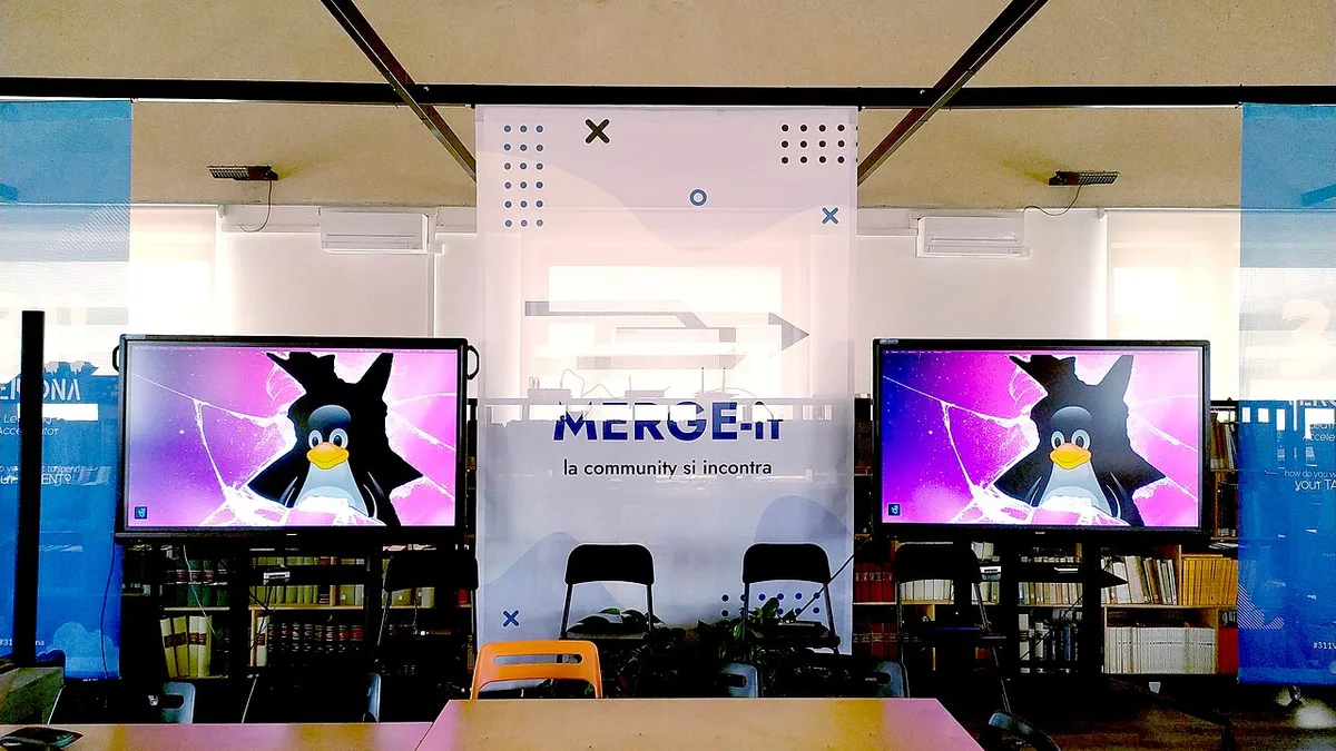 MERGE-it 2023 - computer con due monitor Linux