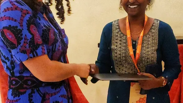 Divya of Telegu Wikipedia receiving Apple laptop from Wikimedia foundation Iduring WWC2023MG 20231021 200202-01