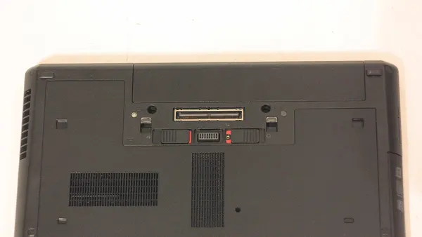 HP EliteBook 8460p bottom