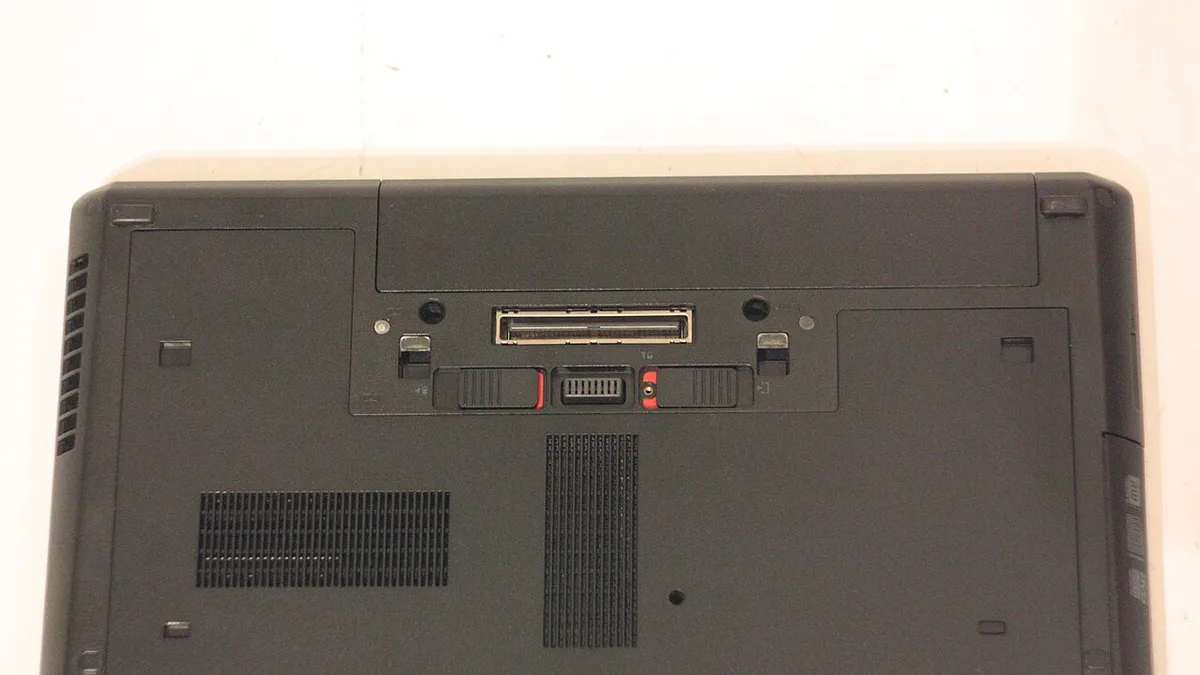 HP EliteBook 8460p bottom