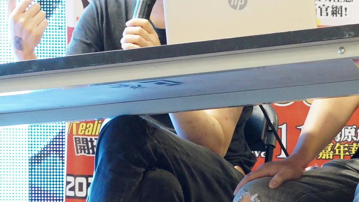 Luo He-lin and HP laptop at FF36 20200822a