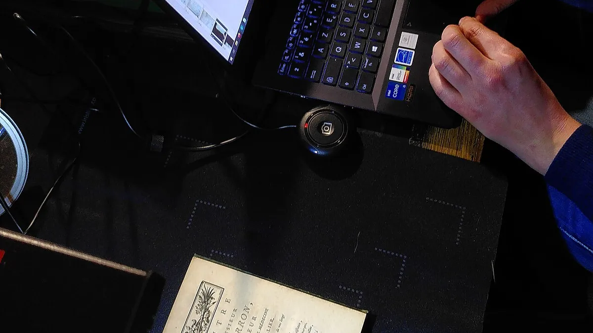 Personne en train de scanner un livre - Mission Gourmande