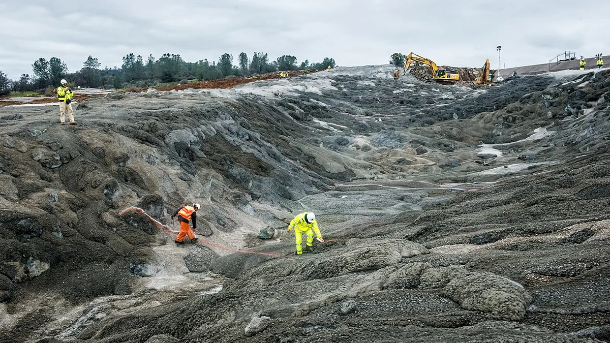 Oroville Dam emergency repairs closeup 19 February 2017
