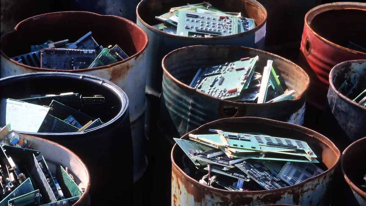 Computer Recycling Scrapyard Ottawa Canada 1996 enh
