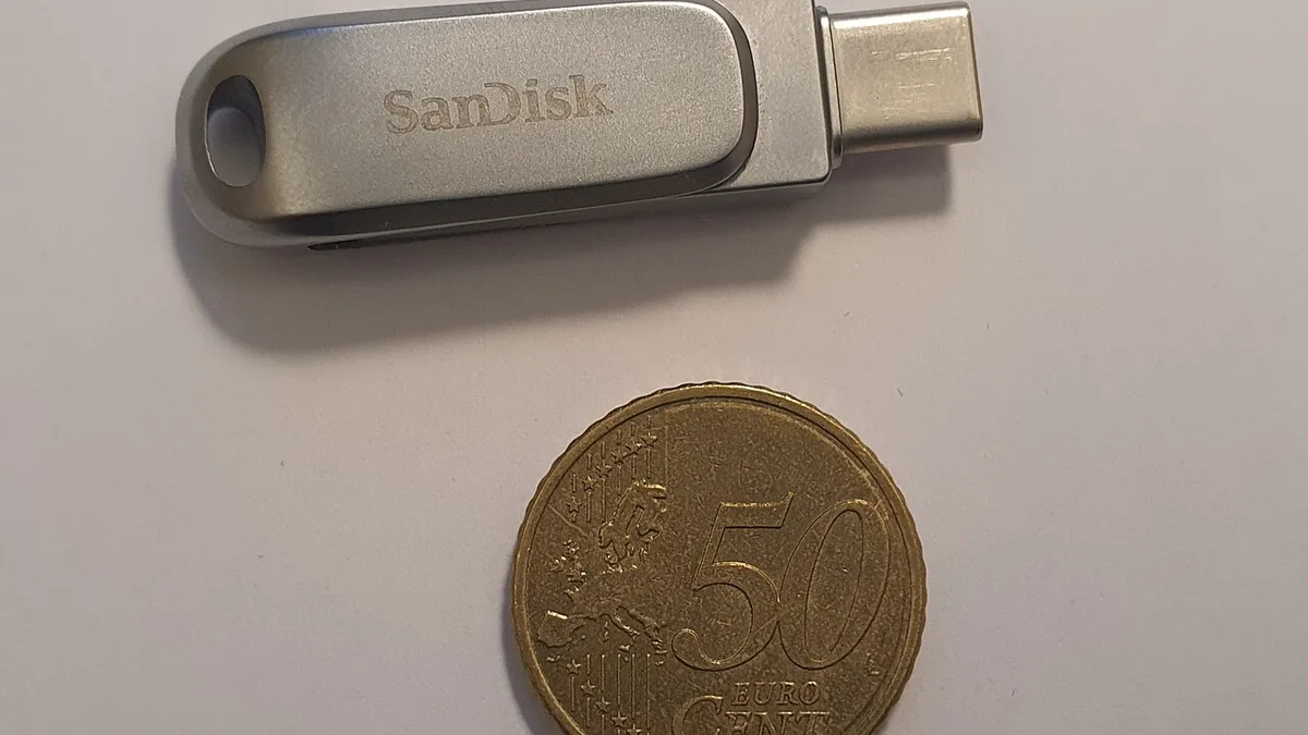 USB flash drive, 1TB