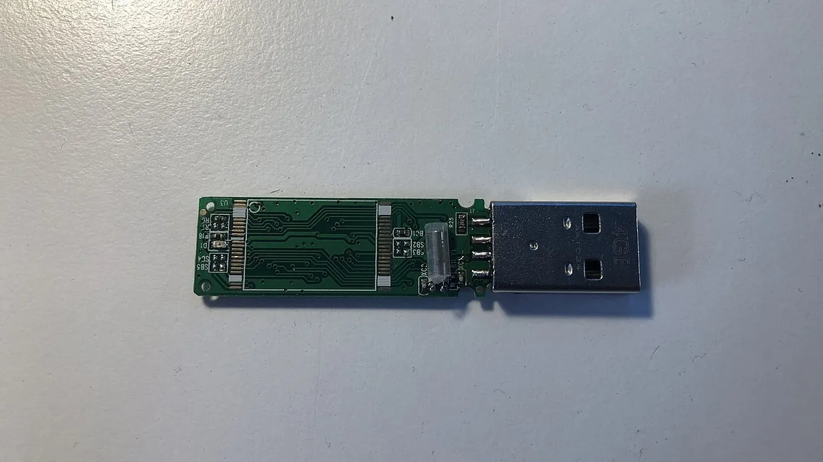 Dynet USB flash drive - device interior - 05