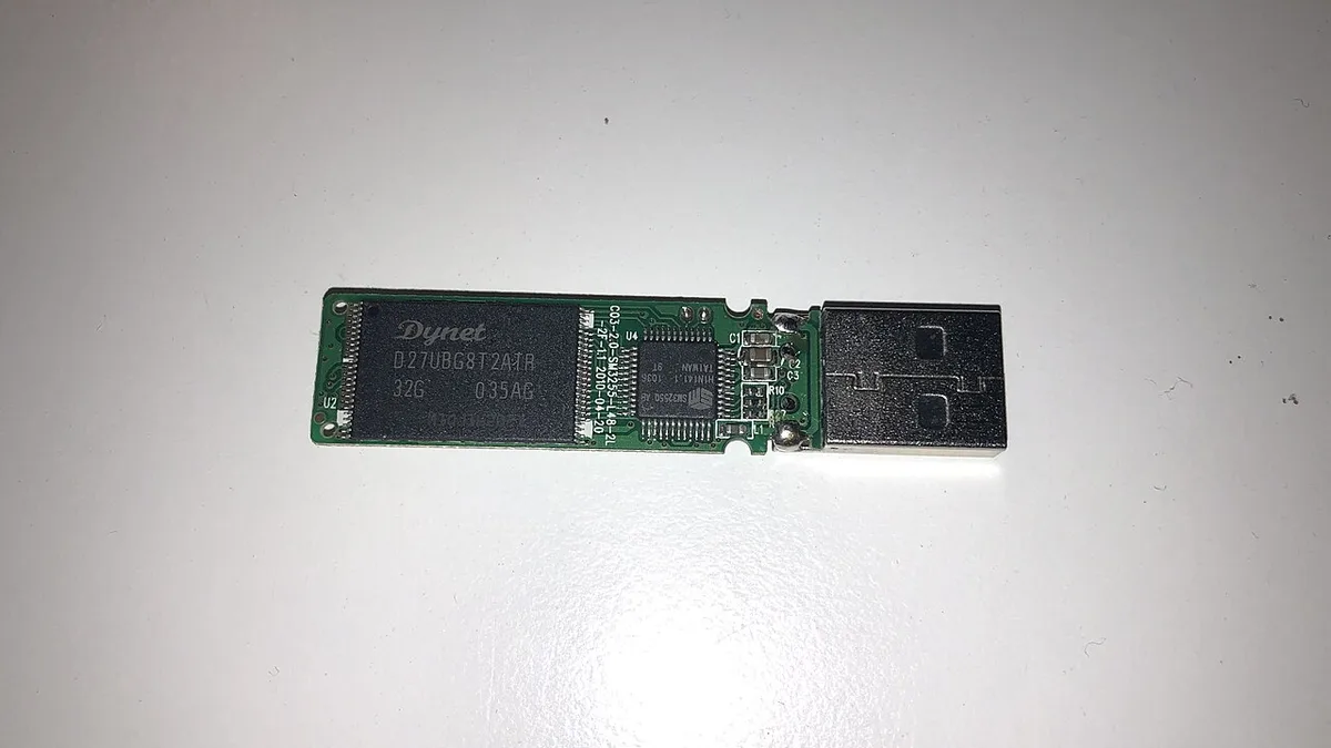 Dynet USB flash drive - device interior - 03