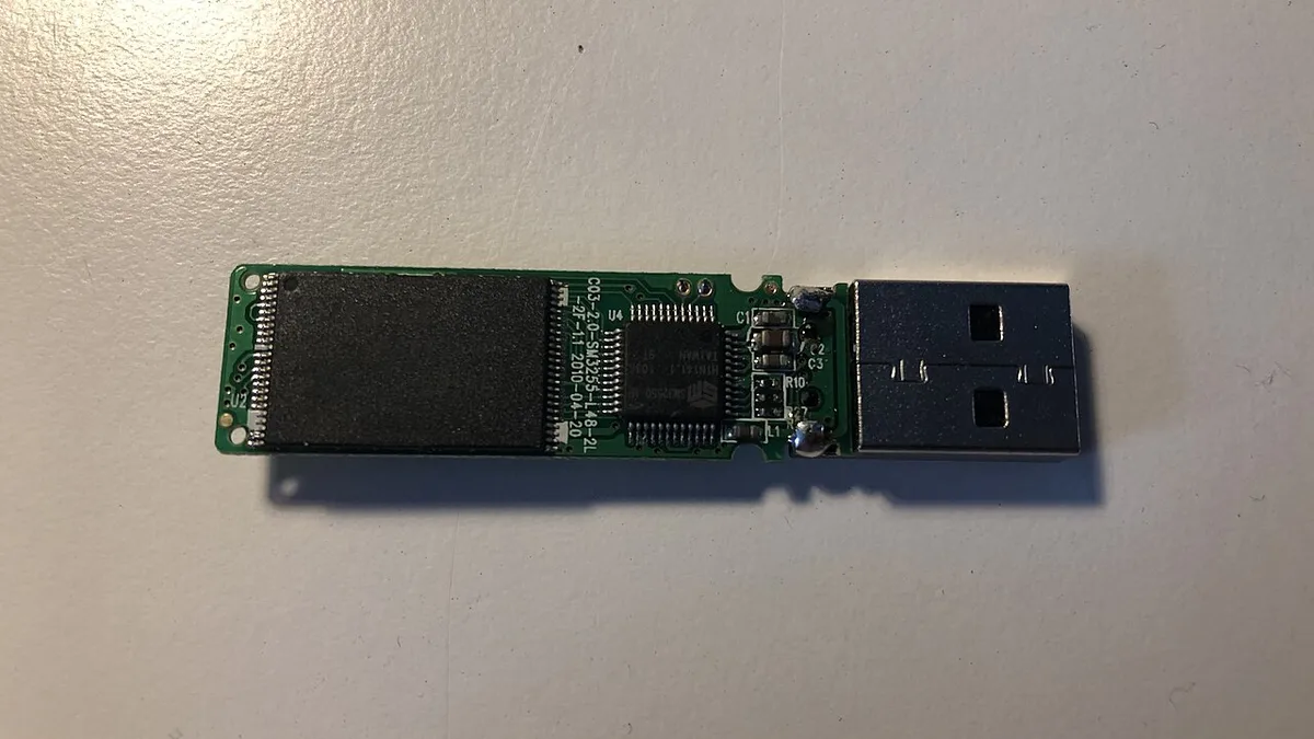 Dynet USB flash drive - device interior - 01