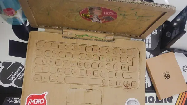 Laptop z Kolektywem Kariatyda
